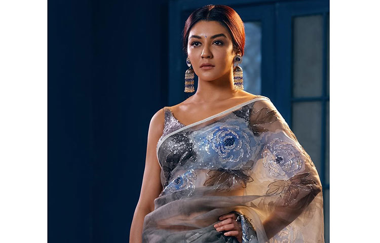 কথাসাহিত্যিক আহমদ ছফা’র উপন্যাস অবলম্বনে ছবিটি নির্মাণ করছেন হাবিবুর রহমান হাবিব। তিনি জানান, বাংলাদেশে বাংলা ভাষায় নির্মিতব্য এটিই প্রথম ত্রিমাত্রিক (থ্রিডি) ছবি। এতে জয়ার পাশাপাশি আরও অভিনয় করছেন আহমেদ রুবেল।