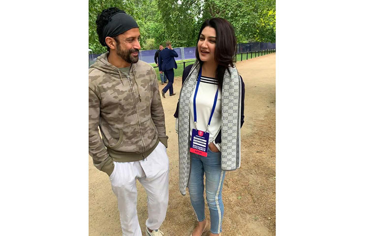 বলিউড অভিনেতা ফারহান আকতারের সঙ্গে জয়া।