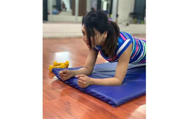 শরীরচর্চায় মগ্ন জয়া।