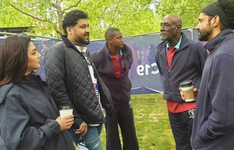 জয়া আড্ডায় মেতে আছেন বিশ্ববরেণ্য তারকাদের সঙ্গে।