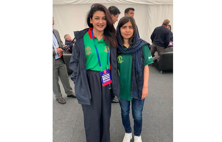 বিশ্বের সর্বকনিষ্ঠ নোবেল বিজয়ী মালালা ইউসুফ জাইয়ের সঙ্গে জয়া।