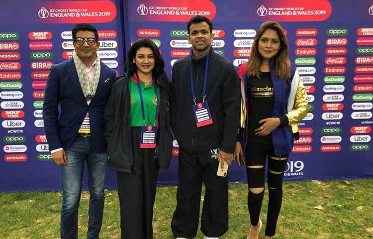 বিশ্বকাপে অংশগ্রহণকারী সব দেশের দুজন তারকা প্রতিনিধির অংশগ্রহণে বুধবার এক স্ট্রিট ক্রিকেটের আয়োজন করা হয়।