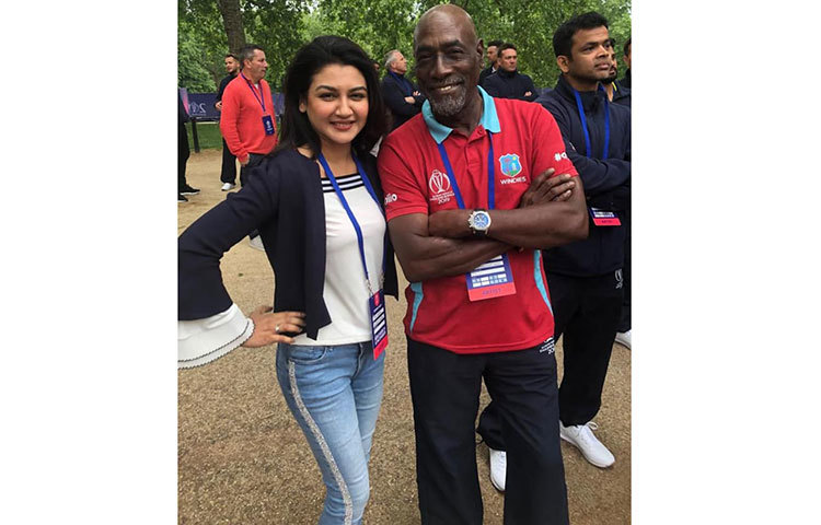 অস্ট্রেলিয়ান ক্রিকেট মহাতারকা ভিভ রিচার্ডসের সঙ্গে জয়া।