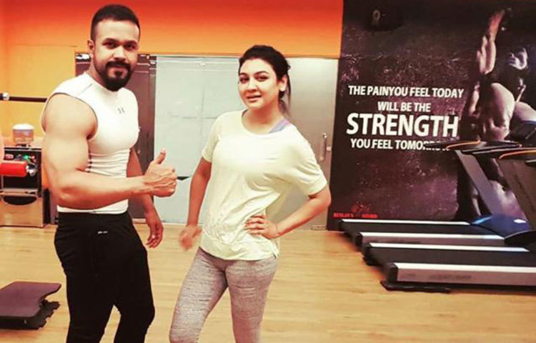 শরীরচর্চা করছেন জয়া। ছবি: ইনস্টাগ্রাম