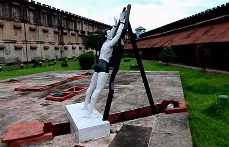 ছেঁড়া ফতুয়া গলায় পেঁচিয়ে আত্মঘাতী হয়েছিলেন বিপ্লবী ইন্দুভূষণ রায়। বিপ্লবী উল্লাসকর দত্ত ১৪ বছর বন্দিজীবন কাটিয়েছেন সেলুলার জেলে। অত্যাচরে জর্জরিত বিপ্লবী আক্রান্ত হয়েছিলেন ম্যালেরিয়ায়। শেষে তার জায়গা হয়েছিল কারাগারের লুনাটিক ওয়ার্ডে। অবশেষে ১৯২০ সালে মুক্তি লাভের পরে তিনি ফিরে এসেছিলেন কলকাতায়।