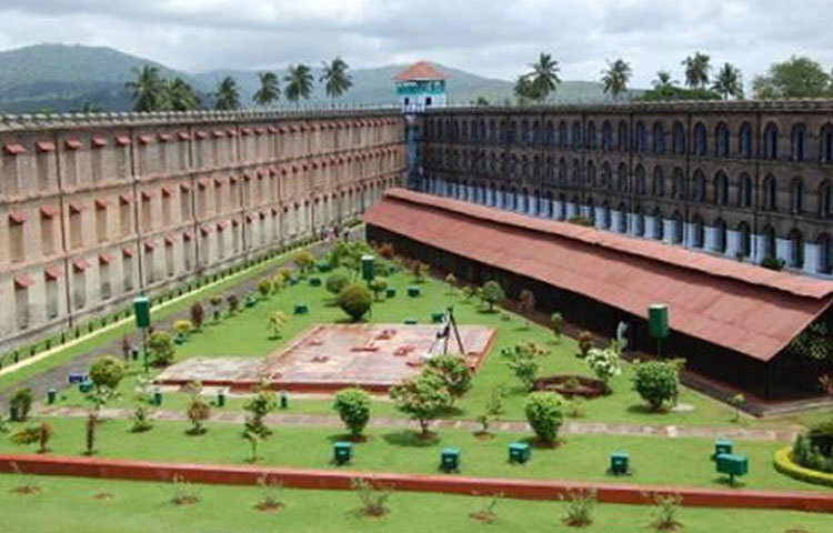 বন্দিদের উপর ব্রিটিশ সরকারে নির্মম অত্যাচারের প্রতিবাদে ১৯৩৩ সালে অনশনে বসেছিলেন ৩৩ জন বন্দি। তাদের মধ্যে ছিলেন মহাবীর সিংহ, মোহনকিশোর নমদাস এবং মোহিত মৈত্র। ব্রিটিশ সরকার তাদের জোর করে খাওয়ানোর সময় তারা প্রাণ হারিয়েছিলেন।