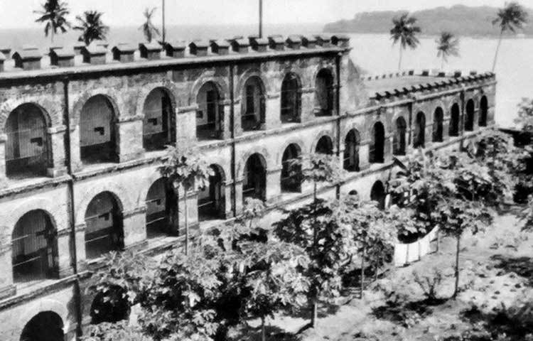 উনিশ শতকের শেষে পরাধীন ভারতে তুঙ্গে স্বাধীনতা সংগ্রাম। ফাঁসির পাশাপাশি সশস্ত্র পথের বিপ্লবীদের বেশিরভাগেরই শাস্তি হয়েছিল দ্বীপান্তর। সেই সময় ব্রিটিশ সরকার বুঝল, এবার আন্দামানে দরকার নিশ্ছিদ্র নিরাপত্তা সমেত একটি কারাগার।