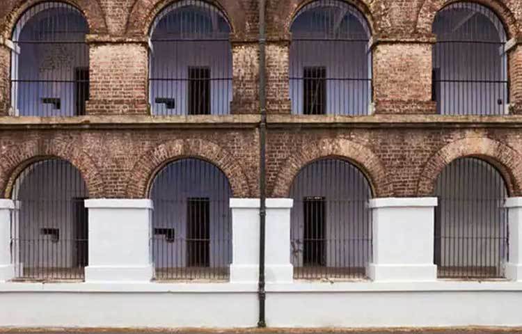 মূলত ব্রিটিশ রাজকর্মচারী চার্লস জেমস ল্যাল এবং চিকিৎসক এ এস লেথব্রিজের মস্তিষ্কপ্রসূত ছিল সেলুলার জেল। ১৮৯৬ সালে শুরু কারাগার নির্মাণের কাজ। শেষ হয় ১৯০৬ সালে। তৎকালীন বর্মা থেকে ঘন লাল রঙের ইট এনে প্রথমে তৈরি হয়েছিল কারাগার।