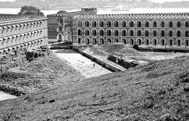 কারাগার ভবনের সাতটি শাখা ছিল। কেন্দ্রে ছিল টাওয়ার। যেখান থেকে রক্ষীরা নজরদারি চালাতেন। বাইসাইকেলের চাকায় যেমন স্পোক থাকে, সেভাবে কেন্দ্র থেকে বিস্তৃত ছিল শাখাগুলো।