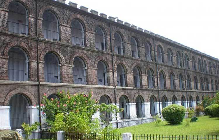 ‘সেলুলার জেল’ নাম এসেছে ‘সেল’ বা প্রকোষ্ঠ থেকে। কারাগারে মোট ৬৯৬টি সেল ছিল। ১৪.৮ ও ৮.৯ ফিটের প্রকোষ্ঠগুলোতে থাকত একটি মাত্র ঘুলঘুলি। সেটাও মেঝে থেকে ৯.৮ ফিট উচ্চতায়।