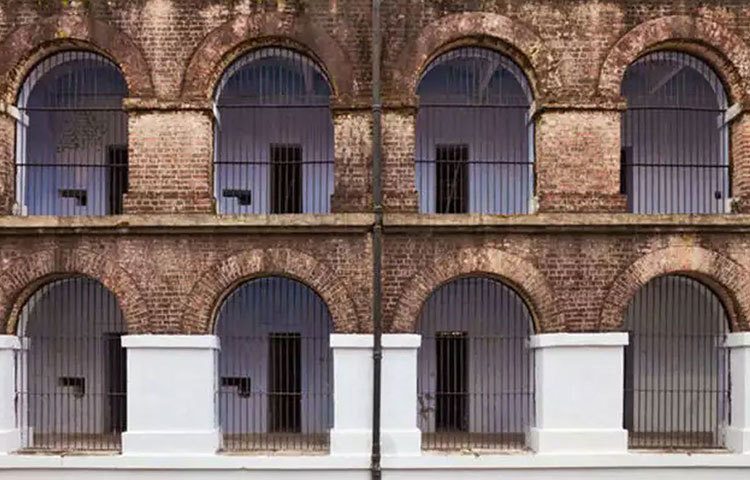 কতজন রাজনৈতিক বন্দিকে আন্দামানে দ্বীপান্তরিত করা হয়েছিল, তার কোনো সঠিক পরিসংখ্যান পাওয়া যায় না। তবে সংখ্যাটি অন্তত ৮০ হাজার বলেই মনে করেন ইতিহাসবিদরা। তার মধ্যে সামান্য সংখ্যক স্বাধীনতা সংগ্রামী ফিরতে পেরেছিলেন স্বাধীন ভারতবর্ষে।