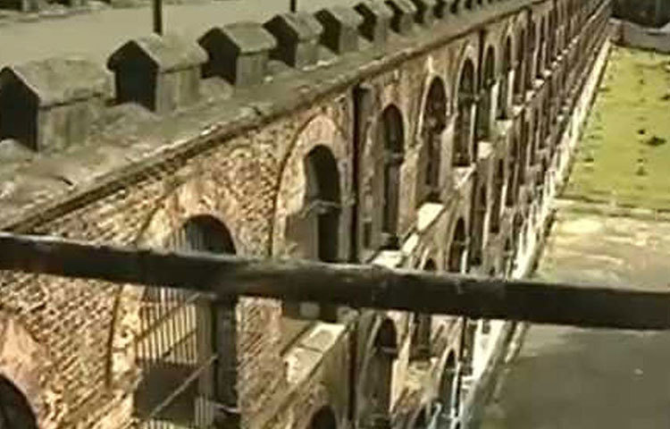 ব্রিটিশ শাসনের শেষার্ধে সেলুলার জেলের বন্দিদের বড় অংশ ছিল স্বাধীনতা সংগ্রামী। ফজলে-এ-হক-খয়রাদি, যোগেন্দ্র শুক্ল, বটুকেশ্বর দত্ত, বারীন ঘোষ, শচীন্দ্রনাথ সান্যালসহ অসংখ্য বন্দি সেখানে অকথ্য অত্যাচারের শিকার হয়েছেন। অত্যাচার সহ্য করতে না পেরে অধিকাংশ বন্দি হয় মারা গিয়েছেন, নয়তো আত্মঘাতী হয়েছেন। অনেক সময়েই প্রাণদণ্ড বা অন্য কারণে মৃত বন্দিদের দেহ ভাসিয়ে দেওয়া হত সাগরের জলে।