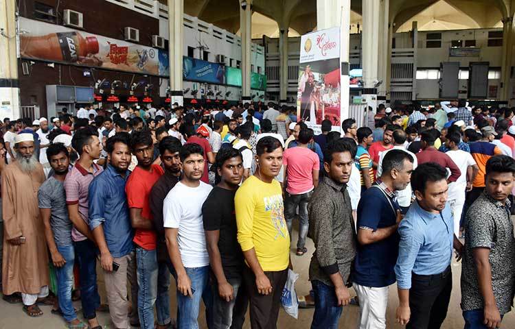 টিকিট সংগ্রহের জন্য কমলাপুর রেল স্টেশনে টিকিটপ্রত্যাশীরা কাউন্টারের সামনে অবস্থান করছেন গতরাত থেকেই। ছবি: বিপ্লব দিক্ষিৎ