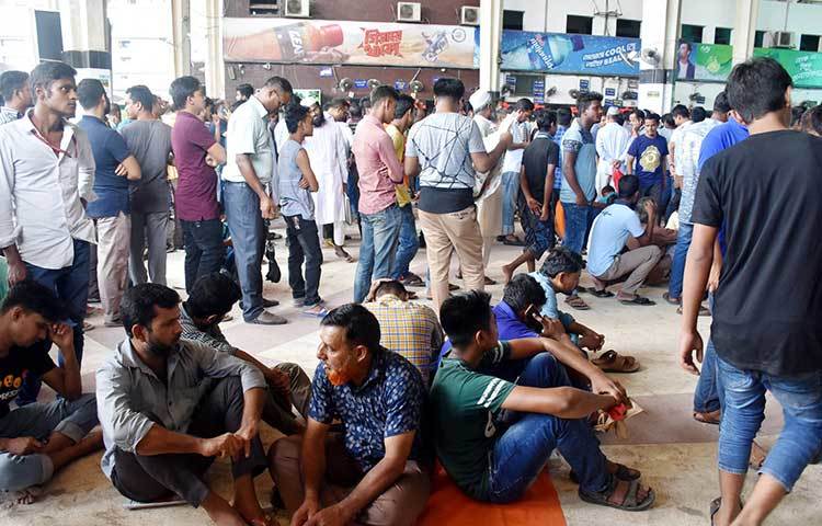 কাউন্টারের সামনে থেকে লাইন চলে গেছে স্টেশনের বাইরের রাস্তা পর্যন্ত।  ছবি: বিপ্লব দিক্ষিৎ