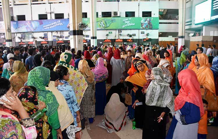 তবে দীর্ঘসময় লাইনে দাঁড়িয়েও কাঙ্ক্ষিত এসি টিকিট না পাওয়ার অভিযোগ জানিয়েছেন টিকিটপ্রত্যাশীরা।  ছবি: বিপ্লব দিক্ষিৎ