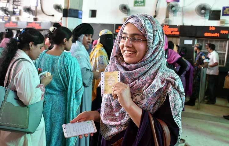প্রত্যাশিত টিকিট পেয়ে আনন্দিত ঈদের বাড়ি ফিরতে যাওয়া এক যাত্রী।  ছবি: বিপ্লব দিক্ষিৎ