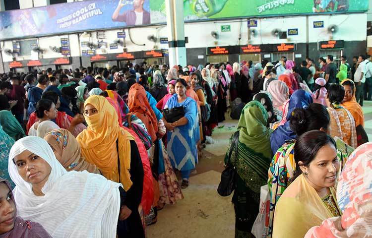 সকাল ৯টা থেকে কমলাপুর রেল স্টেশন, বিমানবন্দ, বনানী, তেজগাঁও এবং ফুলবাড়িয়া স্টেশন থেকে ১০ আগস্টের টিকিট বিক্রি করা হচ্ছে।  ছবি: বিপ্লব দিক্ষিৎ