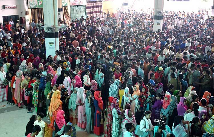 ঢাকার এই ৫টি স্থান থেকে আজ ২৭ হাজার ৮৮৫টি অগ্রিম টিকিট বিক্রি করবে রেলওয়ে। এর মধ্যে ১৩ হাজার ৯৪৩টি টিকিট বিক্রি হবে কাউন্টারে। বাকি ১৩ হাজার ৯৪২ টিকিট বিক্রি হবে অনলাইন ও রেল সেবা অ্যাপের মাধ্যমে।  ছবি: বিপ্লব দিক্ষিৎ