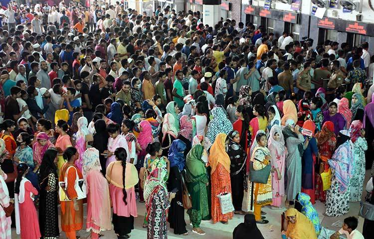 টিকিট বিক্রির শুরু পর থেকেই এসি টিকিট না পাওয়ার অভিযোগ জানিয়ে আসছেন অনেকে। রাজশাহীগামী সিল্কসিটি ট্রেনের এসি টিকিটের জন্য গতরাত থেকে নির্ধারিত কাউন্টারের সামনে অপেক্ষা করছিলেন বেসরকারি চাকরিজীবী ওমর ফারুক।  ছবি: বিপ্লব দিক্ষিৎ