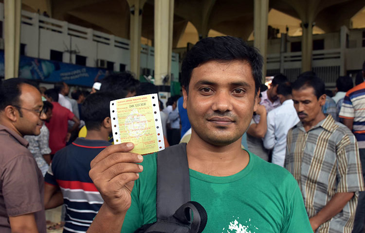 টিকিট দেখাচ্ছেন ঈদে বাড়ি ফিরতে চাওয়া এক যাত্রী। ছবি: বিপ্লব দিক্ষিৎ