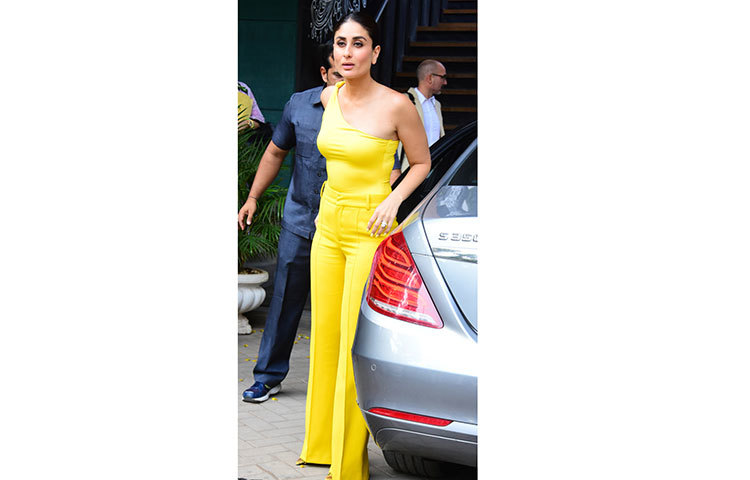 হলুদ প্লাজো পরে অনুষ্ঠানে অংশ নিয়েছেন কারিনা।
