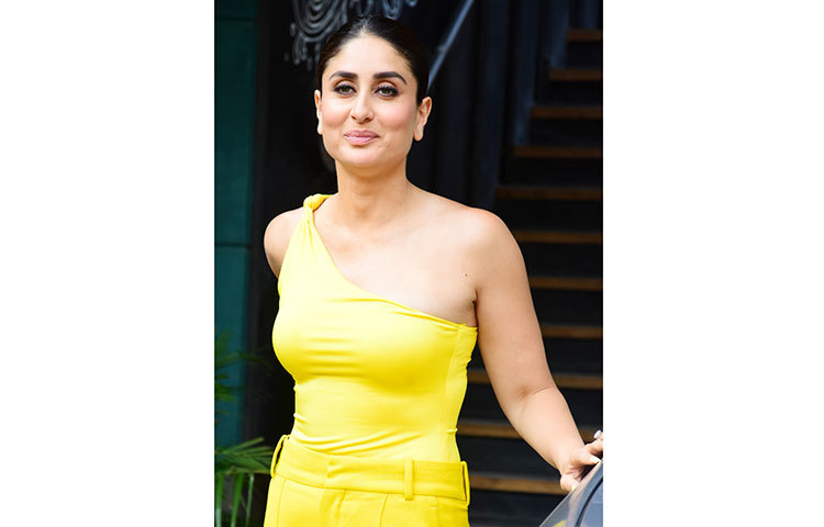 এমন পোশাকে কারিনাকে সচরাচর দেখা যায় না।