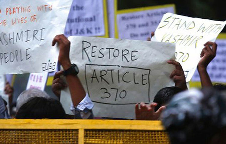 স্বাধীন ভারতের জন্মলগ্ন থেকেই উপত্যকায় শুরু হল ভারত-পাকিস্তান দ্বন্দ্ব। ১৯৪৮ সালে কাশ্মীর সমস্যা নিয়ে রাষ্ট্রপুঞ্জের নিরাপত্তা পরিষদে যায় ভারত। রাষ্ট্রপুঞ্জের নির্দেশ, কাশ্মীরের মানুষের মন বুঝতে গণভোট হোক। পাশাপাশি সেনা সরাতে হবে পাকিস্তানকে। উপত্যকায় ভারতীয় সেনা থাকবে ন্যূনতম। বজায় থাকবে সংঘর্ষ বিরতি। সেনা প্রত্যাহারে অসম্মত হয় পাকিস্তান।