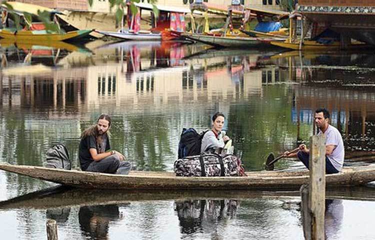 ১৯৫৭ সালে ভারতের অংশ হিসেবে সাংবিধানিক স্বীকৃতি পায় জম্মু কাশ্মীর। ১৯৫৪ সালের রাষ্ট্রপতির নির্দেশে সংবিধানের ৩৫-এ অনুচ্ছেদ যোগ করা হয়েছিল। সোমবার রাষ্ট্রপতির সাংবিধানিক নির্দেশিকায় খারিজ হয়ে গেল ৩৫-এ অনুচ্ছেদ। তার আগে ২০১৮-র জুন মাস থেকে ছ’মাস রাজ্যপালের শাসনের পরে জম্মু কাশ্মীরে রাষ্ট্রপতির শাসন চলছিল।