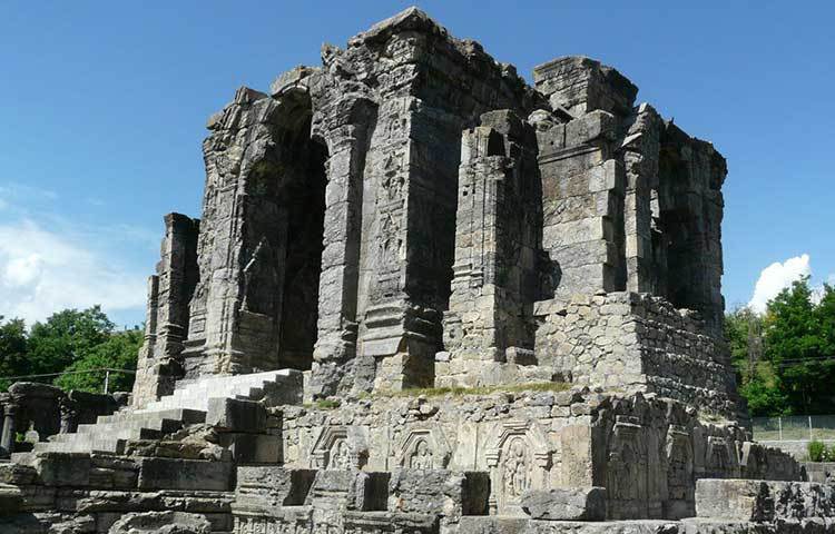 সংস্কৃত ভাষায় ‘কা’ শব্দের অর্থ জল।‘শিমিরি’ শব্দের অর্থ ‘শুষ্ক’ করা। অর্থাৎ জল শুকিয়ে যে স্থলভাগের উৎপত্তি, তা-ই ‘কাশ্মীর’। হিন্দু পুরাণ অনুযায়ী, ঋষি কাশ্যপ জলসেচন করে শুষ্ক করেছিলেন। তার নাম থেকেই নামকরণ কাশ্মীরের।