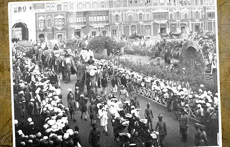 ডোগরা রাজপুত বংশে হরি সিংহের জন্ম ১৮৯৫ সালের ২৩ সেপ্টেম্বর। এই ডোগরা বংশ প্রথমে ছিল শিখ শাসকদের সেনাদলে। তারপর ব্রিটিশদের সঙ্গে ঘনিষ্ঠতাকে সম্বল করে ক্ষমতাদখল করে। ১৮৪৬  সাল নাগাদ শিখদের পরে তারাই হয়ে ওঠে উপত্যকার শাসক। প্রথম শাসক ছিলেন গুলাব সিংহ জামওয়াল।