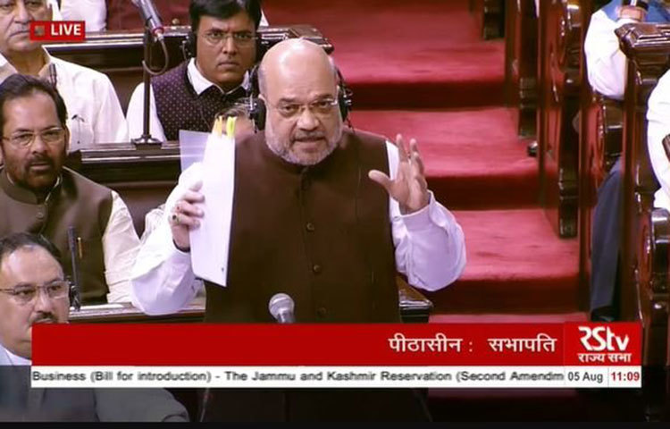 ৩৭০ ধারা বিলোপের সঙ্গে সঙ্গেই কোনো প্রাসঙ্গিকতা রইল না ৩৫এ ধারার। এই ধারার বলে বাইরের রাজ্যের কেউ জম্মু ও কাশ্মীরে জমি কিনতে পারতেন না। কোনো মহিলা বাইরের রাজ্যের কাউকে বিয়ে করলে পৈত্রিক সম্পত্তি থেকে বঞ্চিত হতেন।