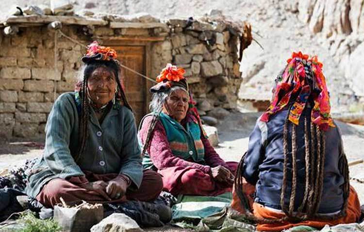 বহুযুগ ধরে নিজেদের ঘেরাটোপেই থাকতেন ব্রোকপা-রা। একেবারেই মিশতেন না বহিরাগতদের সঙ্গে। ১৮৩০ সালে তাদের কথা প্রথম বাইরের জগতকে জানান ব্রিটিশ অভিযাত্রী গডফ্রে থমাস ভিনিয়া। তাদের নিয়ে প্রথম লেখেন কাশ্মীর মহারাজার হয়ে কর্মরত ভূতাত্ত্বিক ফ্রেডেরিক ড্রিউ। ১৮৭৫ খ্রিস্টাব্দে তার প্রকাশিত বই, ‘দ্য জম্মু অ্যান্ড কাশ্মীর টেরিটোরিজ’-এ।