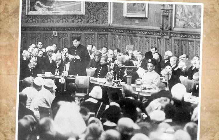 কাকা প্রতাপ সিংহের মৃত্যুর পরে ১৯২৫ সালে সিংহাসনে অভিষেক হয় হরি সিংহের। তিনি নিজের রাজত্বে প্রাথমিক শিক্ষা বাধ্যতামূলক করেছিলেন। আইন জারি করেছিলেন বাল্যবিবাহ রোধে। নিম্নবর্গের জন্য খুলে দিয়েছিলেন ধর্মস্থানের দরজা।