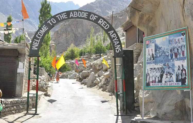 কয়েক বছর আগে অবধি নিজেদের গ্রামে বহিরাগতদের পা রাখা পছন্দ করত না এই জনজাতি। ধীরে ধীরে হলেও সেই রীতি পাল্টাচ্ছে। মূলত বিদেশি পর্যটকরা বেশি এলেও ইদানীং কাশ্মীর পর্যটনের অংশ হচ্ছে ব্রোকপাদের গ্রাম। বাইরের দুনিয়ায় প্রকাশ হচ্ছে তাদের রীতি রেওয়াজ।