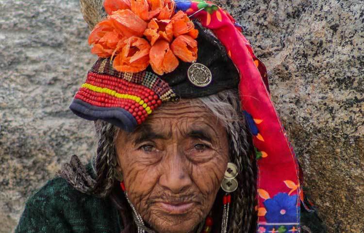 ব্রোকপা জনজাতিতে সবথেকে গুরুত্বপূর্ণ হল বিয়ে। কারণ প্রচলিত নিয়ম হল, তারা নিজেদের বাইরে বিয়ে নিষিদ্ধ। তারা এভাবেই রক্ষা করেন রক্তের ‘বিশুদ্ধতা’। বিশ্বাস এই উপজাতির। কারণ তাদের বিশ্বাস, তারা নাকি খাঁটি ‘আর্য’। তাদের নতুন প্রজন্ম আধুনিকতার স্রোতে সামিল হয়েছে অনেক ক্ষেত্রেই। কিন্তু তবুও এই জনগোষ্ঠী আন্তরিক চেষ্টা করে চলেছে, নিজেদের স্বকীয়তা বজায় রাখতে।