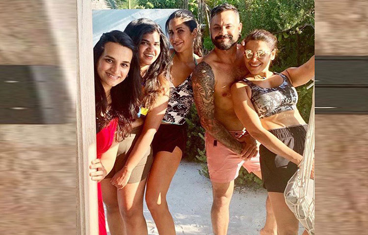 বন্ধুরা সবাই একধরনের পোশাকও পরেছেন, শেয়ার হয়েছে এই ছবিটিও। ক্যাটরিনার বন্ধু রিয়া ডি শেঠ, প্রার্থনা সি আজমানিও শেয়ার করেছেন ছবি।