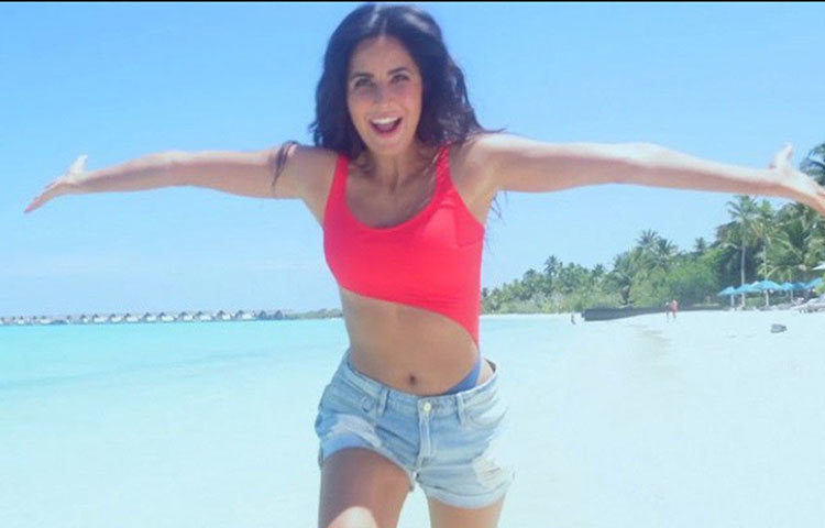 উষ্ণতা ছড়ালেন স্বল্পবাস ক্যাটরিনা, বলা হচ্ছে এমনটাই। নো মেকআপ লুকে ক্যাটরিনাকে অসাধারণ সুন্দর লাগছে, নেটিজেনরা বলছেন এমনটাই।