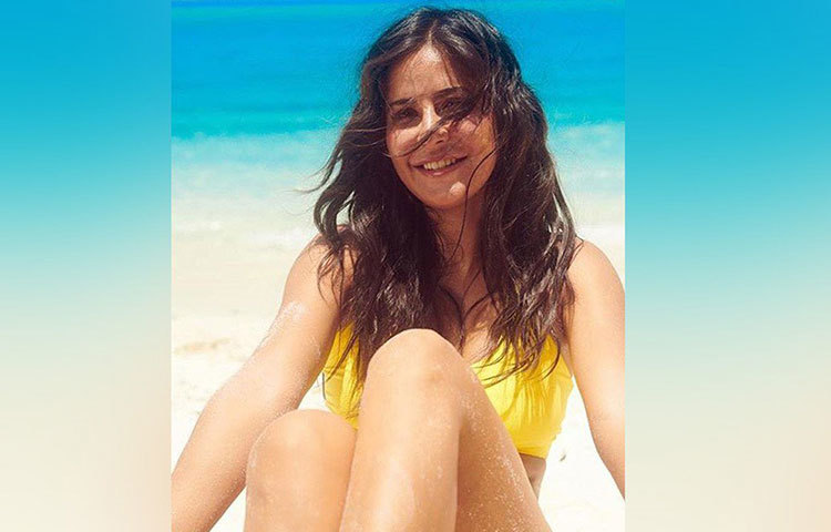 ইনস্টাগ্রামে ক্যাটরিনা লিখেছেন, মাথার উপরে আকাশ, পায়ের নিচে বালি আর মনের মধ্যে শান্তি। অর্থাৎ ছুটি কাটাতে গিয়ে বেশ উপভোগ করছেন বোঝাই যাচ্ছে। এবার নায়িকা বেছে নিয়েছেন হলুদ রঙের টপ।