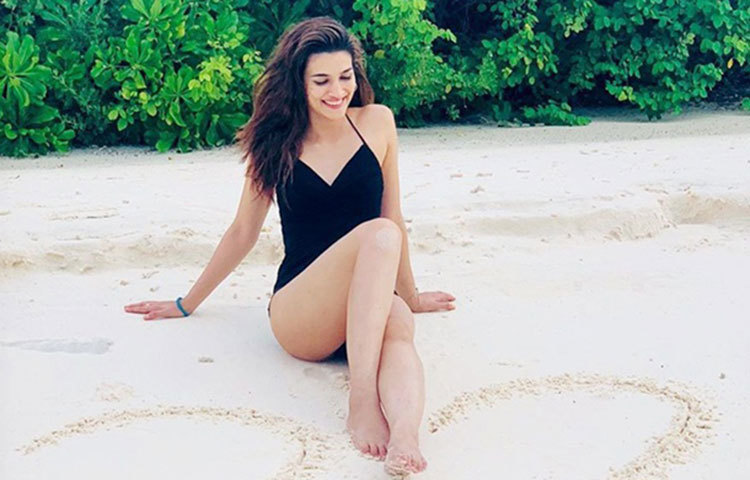 বালুকা বেলায় কৃতি। অভিষেক বর্মন পরিচালিত কলঙ্ক ছবিতে শেষবার দেখা গিয়েছিল বলিউডের এই অভিনেত্রীকে।