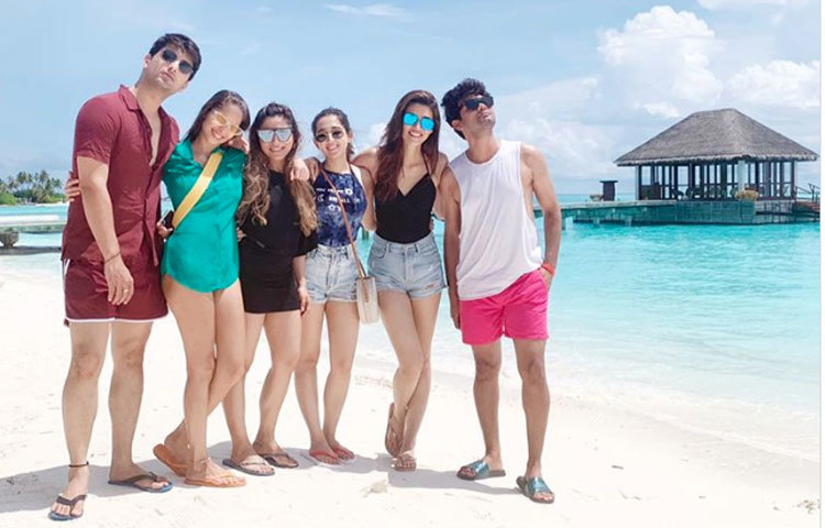 দল বেধে সৈকতে কৃতির দলবল।