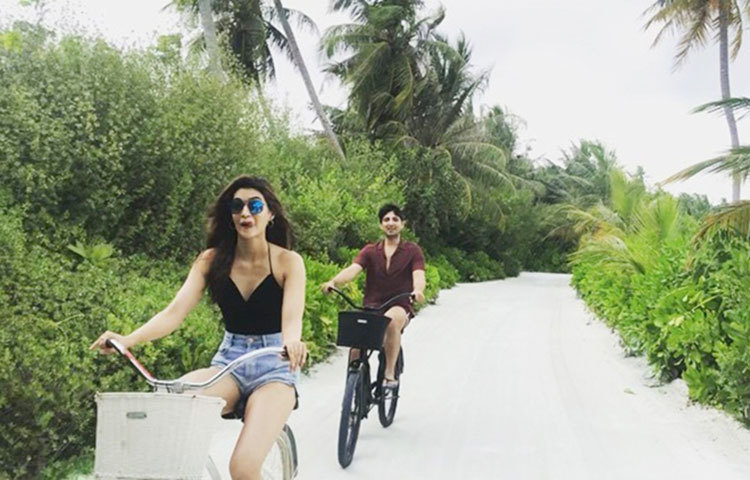 সাইকেল চালিয়ে ভ্রমণ করছেন কৃতি।