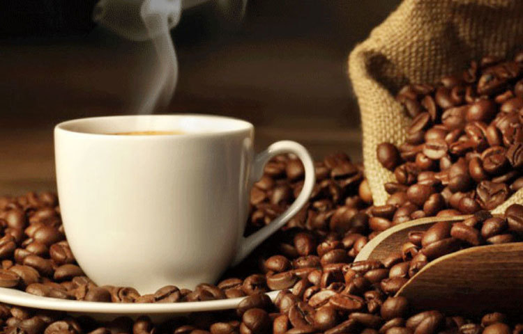 কফি, চা বা সোডা অতিরিক্ত পরিমাণে খেলে কিডনিতে মাত্রাতিরিক্ত চাপ পড়ে। সে ক্ষেত্রে ইউরিনে ক্যালসিয়ামের পরিমাণ বেড়ে গিয়ে কিডনি স্টোনের ঝুঁকি বেড়ে যেতে পারে।