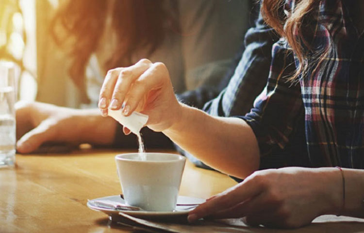 চিনি খেলে ওজন বেড়ে যেতে পারে, এই ভয়ে অনেকেই ক্যালরি কমাতে খাবারের সঙ্গে কৃত্রিম চিনি খান। একই কারণে অনেকেই ডায়েট সোডাও খান। এতে কিডনি স্টোনের আশঙ্কা অনেকটাই বেড়ে যায়।