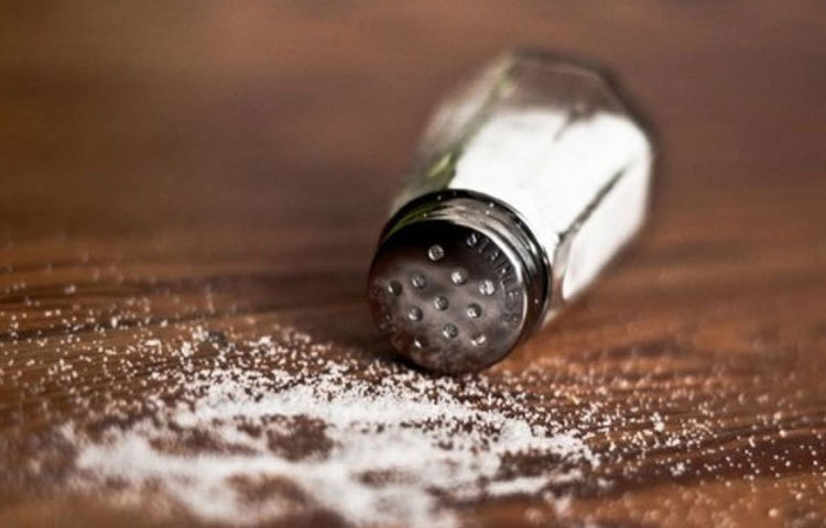 শরীরে ফ্লুইডের সঠির মাত্রা ধরে রাখতে ডায়েটে সোডিয়াম থাকা প্রয়োজন। তবে খাবারে অতিরিক্ত মাত্রায় নুন খাওয়া কিডনি স্টোনের ঝুঁকি বাড়িয়ে দিতে পারে।