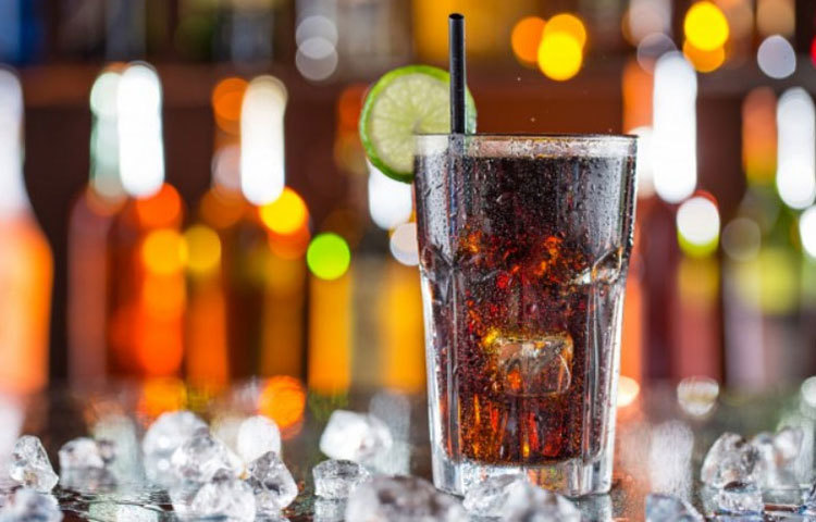 এনার্জি ড্রিঙ্ক, সোডা, সিন্থেটিক জুস অতিরিক্ত পরিমাণে খেলে কিডনির সমস্যা দেখা দিতে পারে।