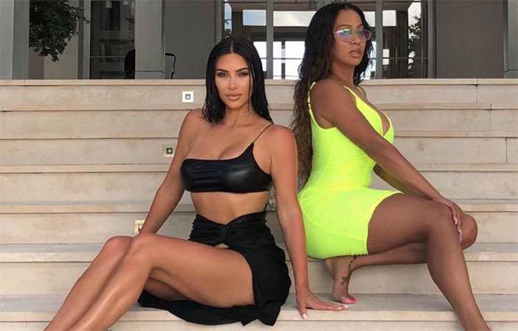 সোশ্যাল মিডিয়ায় জনপ্রিয় তারকাদের মধ্যে অন্যতম কিম কার্দেশিয়ান। শেয়ার করার সঙ্গে সঙ্গেই ভাইরাল হয়ে যায় তার ছবি।