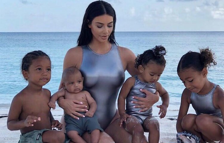 সম্প্রতি কিমের একটি ফটোশুটের ছবি ভাইরাল হয়েছে নেট দুনিয়ায়। চার ছেলে মেয়ের সঙ্গে সমুদ্রসৈকতে ফটোশুট করেছেন তিনি।