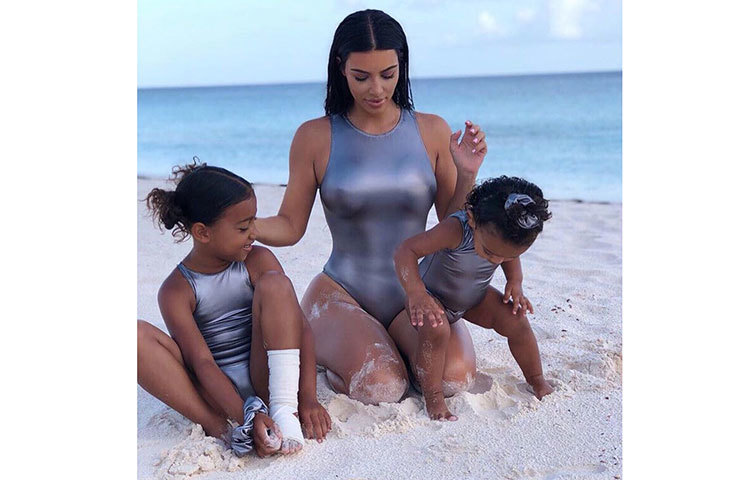 মেয়েদের সঙ্গে মিলিয়ে পরেছেন রূপালি রঙের স্যুইমস্যুট।