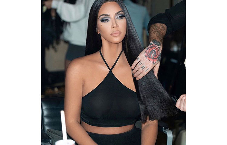 পাশাপাশি আরও একটি ফটোশুট করেছেন কিম। একটি কালো কাটআউট পোশাকে পোজ দিতে দেখা গিয়েছে তাকে।