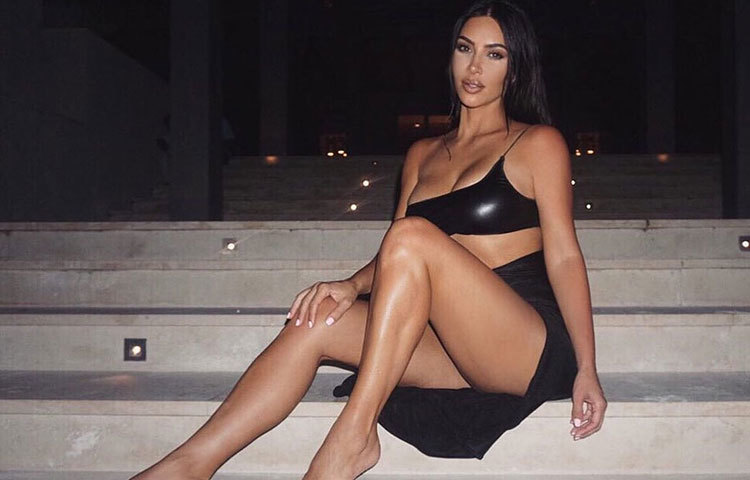 বিশ্বজুড়ে কিমের অসংখ্য ভক্ত-অনুরাগী রয়েছে।